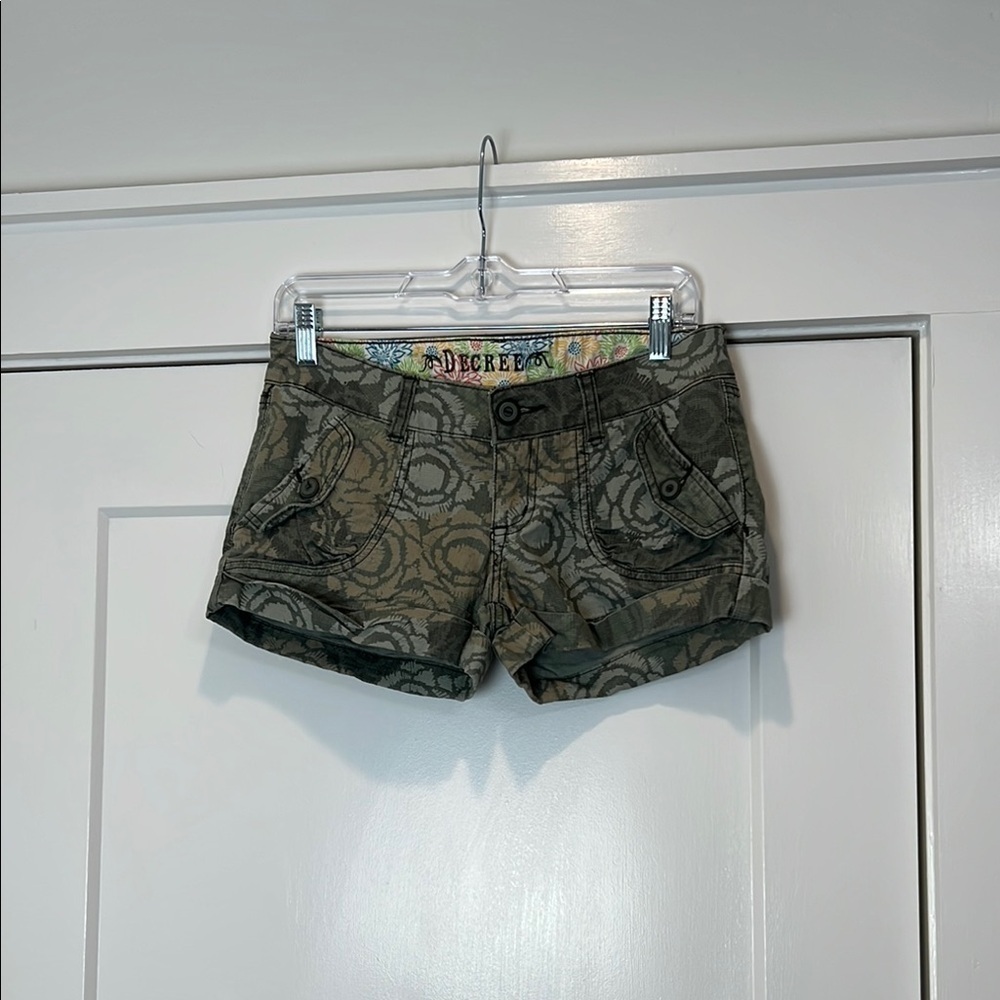 Decree Y2K Women's Olive Patterned Cargo Shorts size 7.